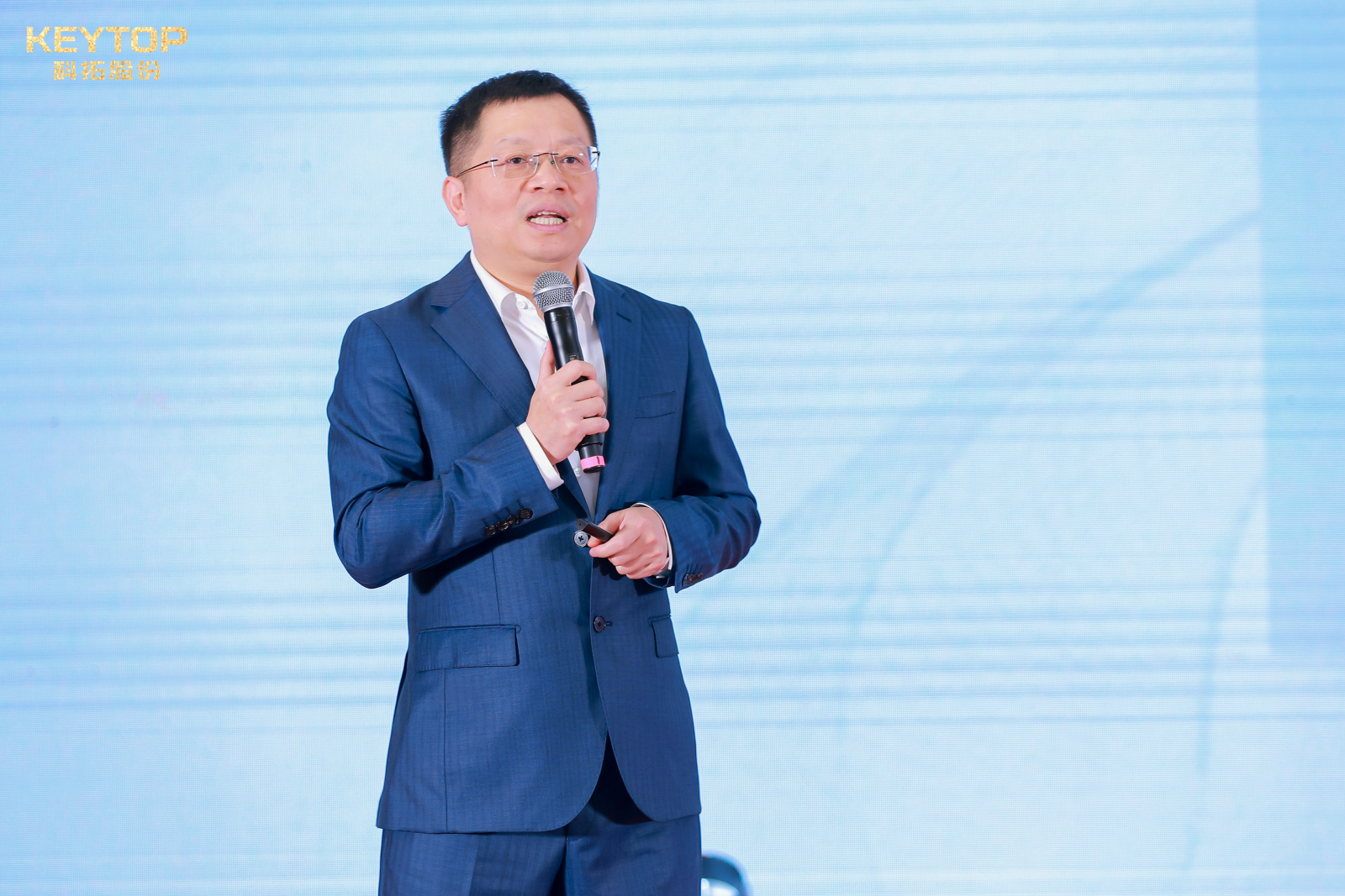 总裁演讲.jpg 总裁演讲.jpg